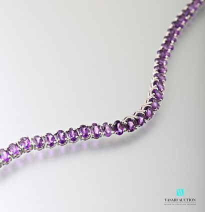 null Silver line bracelet decorated with oval amethysts

(two links welded together)

Gross...