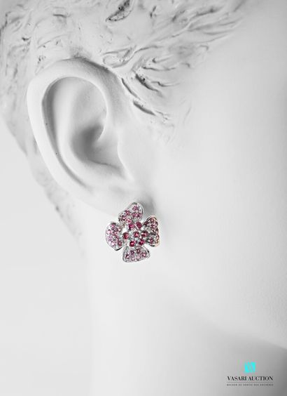 null Pair of 925 sterling silver flower earrings paved with garnets 

Weight: 6.6...