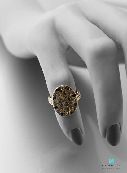 null Ring in 750 thousandths yellow gold, oval openwork motif with BC numerals surrounded...