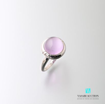 null 750 thousandths white gold ring centered on a cabochon-cut amethyst calibrating...