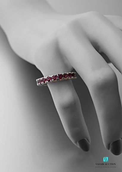 null American wedding band in 925 sterling silver set with 23 round garnets

Gross...
