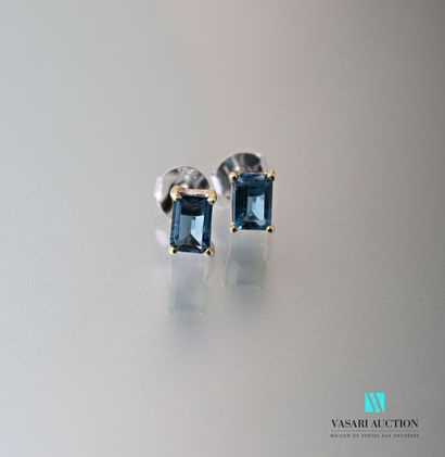 null Pair of 925 sterling silver earrings set with rectangular topazes 

Weight:...