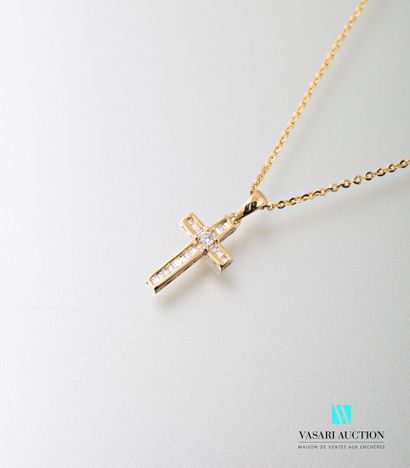 null Pendant cross and a chain with chainmail forçat in yellow gold 750 thousandths,...