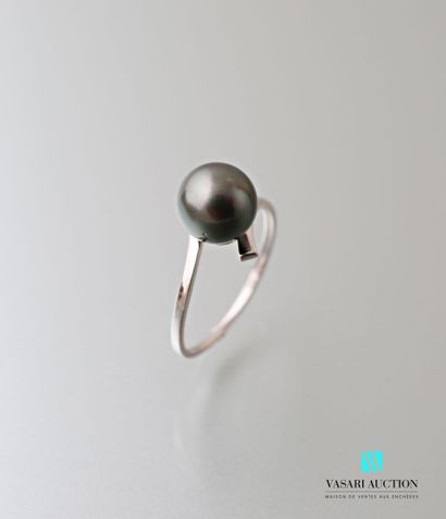 null 750 white gold ring, the asymmetrical body supporting an 8.5 mm Tahitian pearl

Gross...
