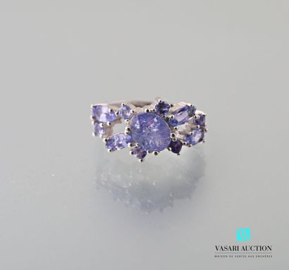 null 925 sterling silver ring set with oval and shuttle-shaped tanzanites 

Weight:...