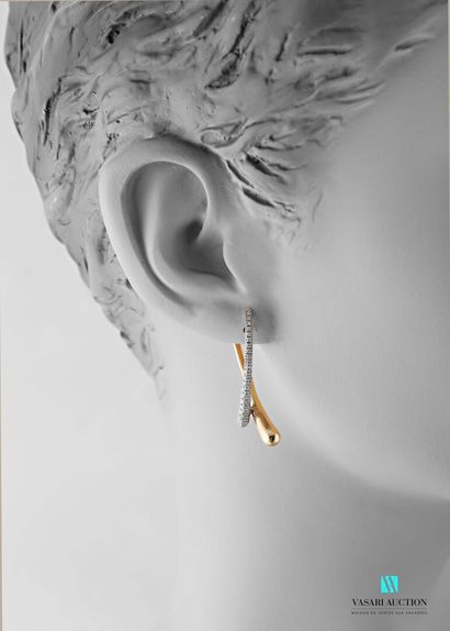 null Pair of two-tone earrings made of two crossed fine drops of 750 thousandths...