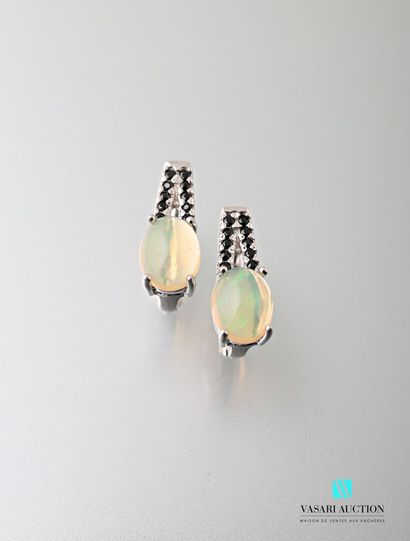 null Pair of 925 sterling silver earrings set with opals surmounted by two rows of...