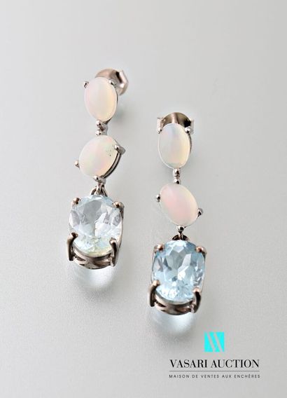 null Pair of silver earrings set with two opals and one aquamarine

Gross weight:...