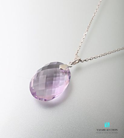null Pendant and a 750 thousandths white gold chain link, it is set with a faceted...