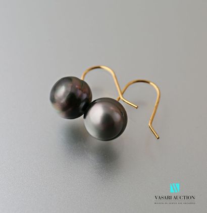 null Pair of yellow gold earrings 375 thousandths decorated with a Tahitian pearl...