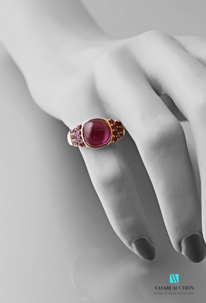 null Ring in vermeil centered and shouldered with rhodolites

Gross weight: 5.10...