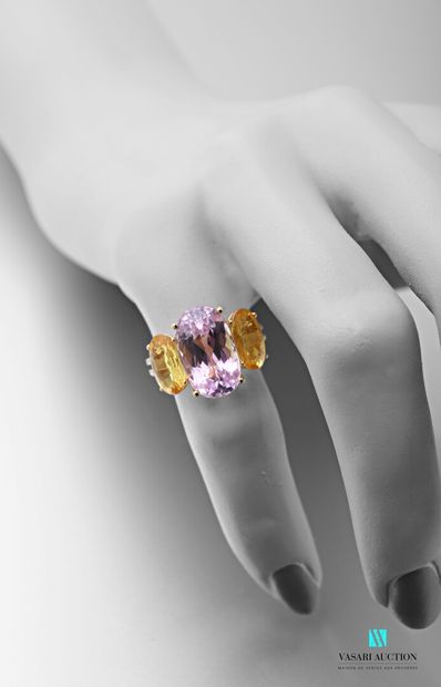 null A 750 thousandths yellow gold ring set with an oval-shaped kunzite calibrating...