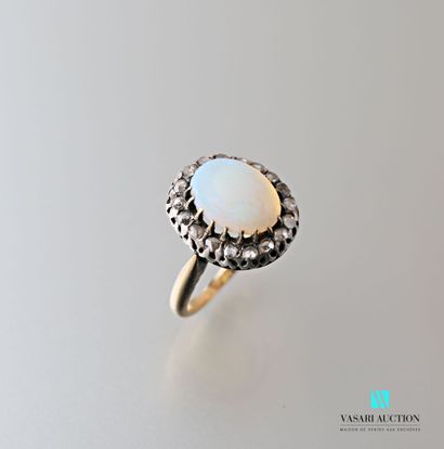 null Daisy ring in yellow gold 750 thousandths and silver 925 thousandths, set with...