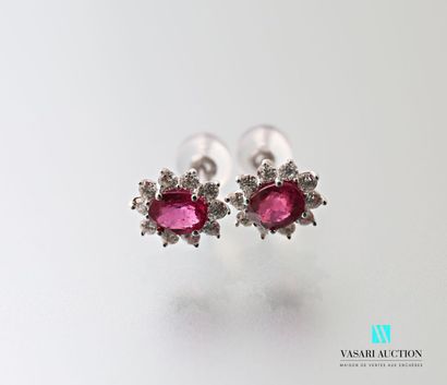 null Paire de boucles d'oreilles ovale en or blanc 750 millièmes ornées en leurs...