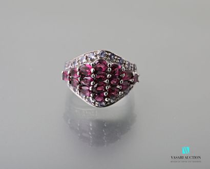 null Ring in silver 925 thousandths, the center paved with oval garnets surrounded...