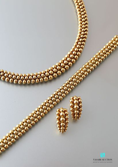 null Boucheron vers 1980, parure en or jaune 750 millièmes à décor de perles d'or...