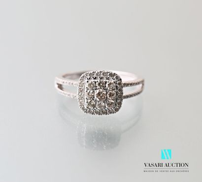 null Cushion-shaped ring in 750 thousandths white gold adorned in its centre with...