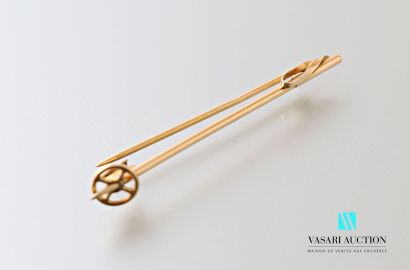 null Cartier, 750-thousandths yellow gold brooch pin in the shape of a ski stick

Gross...