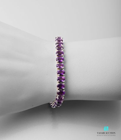 null Silver line bracelet decorated with oval amethysts

(two links welded together)

Gross...