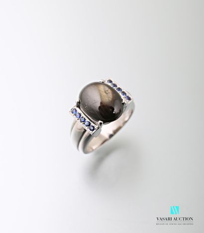 null 750-thousandths white gold ring with a gadrooned body set in its centre with...