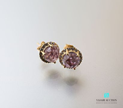 null Pair of earrings in 375 carat gold set with faceted round cut amethyst in a...