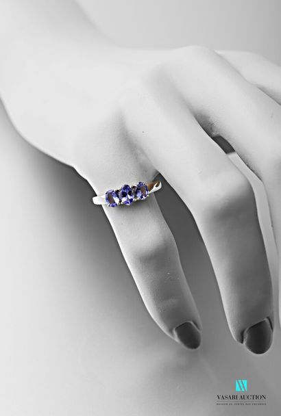 null Ring in white gold 750 thousandths set with three tanzanites of oval size calibrating...