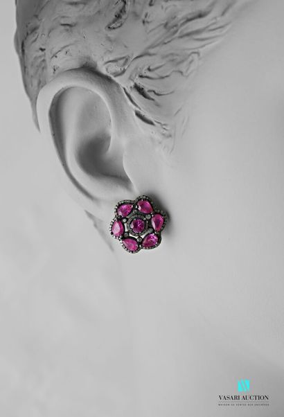 null Paire de boucles d'oreilles en argent en forme de rosace ajourée agrémentée...