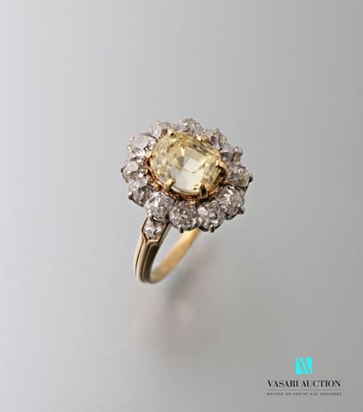 null 750-thousandths yellow gold pompadour ring set with a central yellow sapphire...