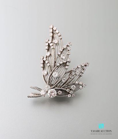 null Mauboussin, brooch in 750 thousandths white gold and 850 thousandths platinum...