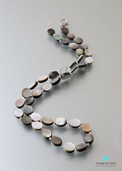 null Necklace decorated with oval grey mother-of-pearl pellets, the metal clasp snap...