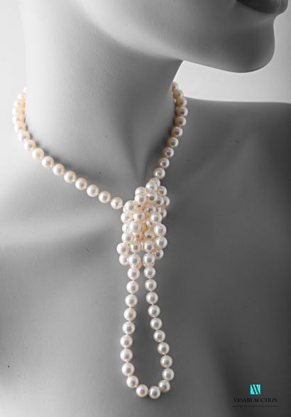 null Sautoir de cent quatre perles de culture Akoya du Japon de 7,5/8 mm, le fermoir...