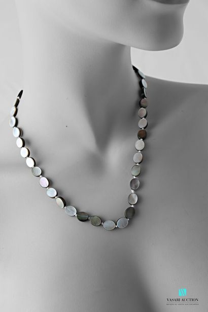 null Necklace decorated with oval grey mother-of-pearl pellets, the metal clasp snap...