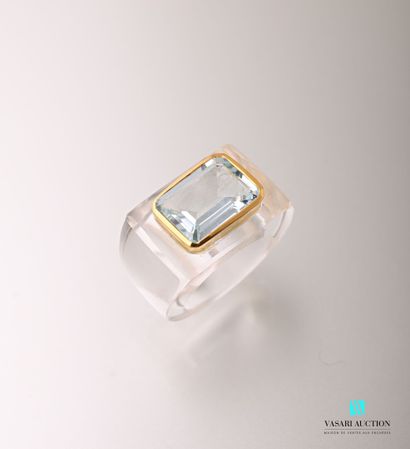 null Rock crystal ring set with a topaz of about eight carats in a closed gilt setting.

Gross...