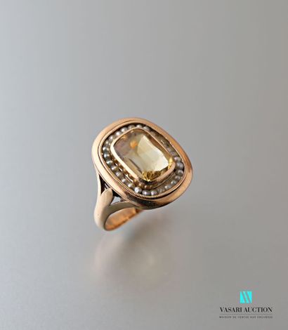 null Yellow gold ring 750 thousandths set with a central citrine surrounded by pearls...
