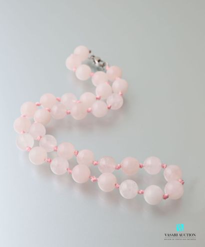null Necklace decorated with pink quartz beads, the clasp snap hook in metal

Length...