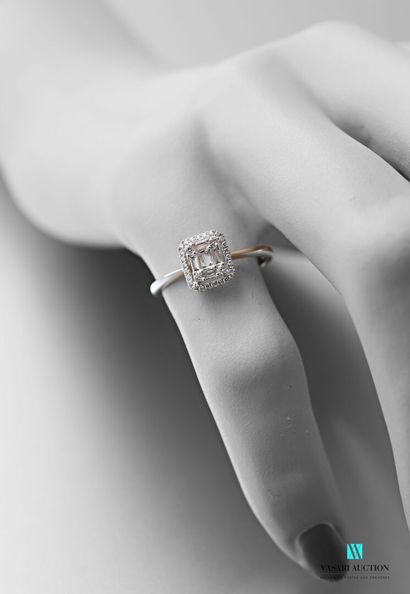 null 750 thousandths white gold ring set in its center with six baguette-cut diamonds...