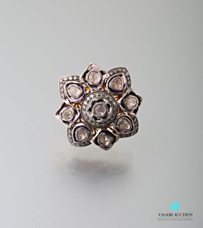 null Silver and gold ring 375 thousandths in the shape of a star decorated with rough...