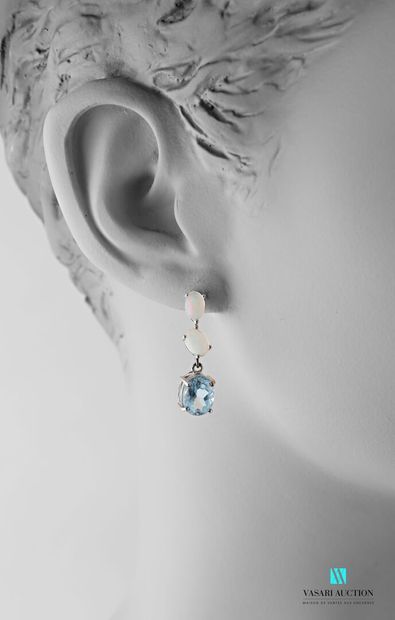 null Pair of silver earrings set with two opals and one aquamarine

Gross weight:...