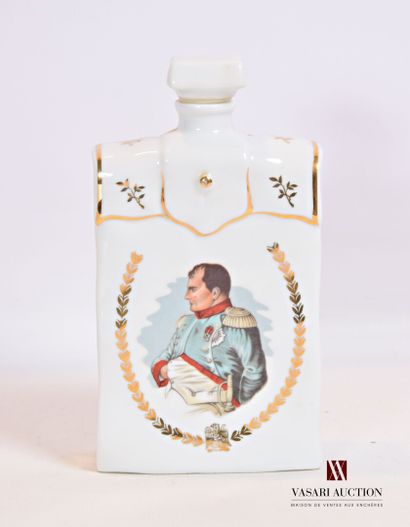 null Carafe vide en forme de giberne pour Cognac OTARD 	

Porcelaine de Limoges....