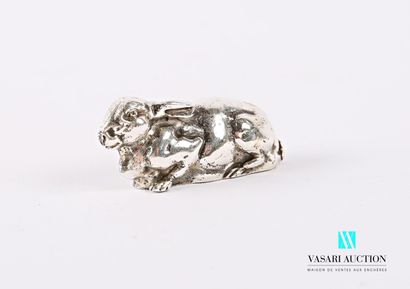 null Silver subject representing a lying rabbit.

Length : 4,5 cm - Weight : 86,...