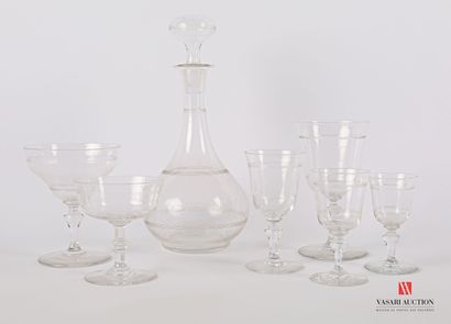 null Service de table en cristal à décor de filets comprenant six coupes à champagne,...