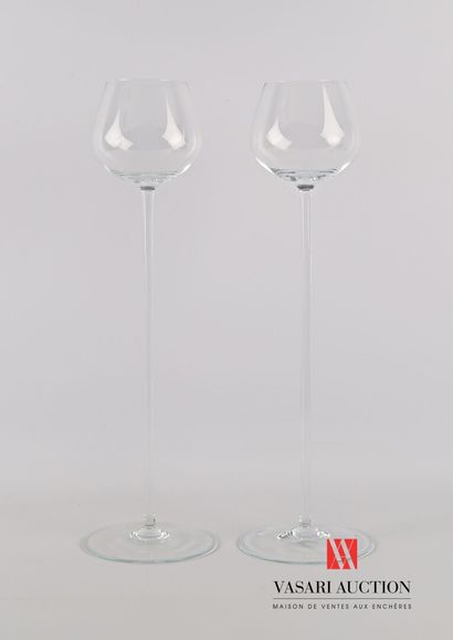 null Paire de verres à pied d'exposition en verre cristallin.

Haut. 46 cm