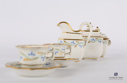null Service à thé minitaure en porcelaine à décor polychrome et rehauts dorés de...