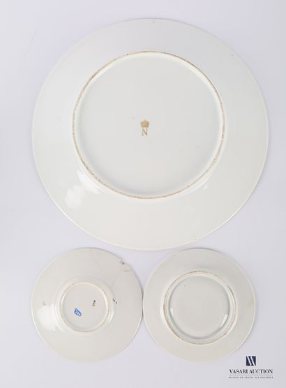 null Lot en porcelaine comprenant une assiette de table à décor polychrome et rehauts...