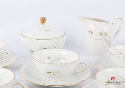 null ALLEMAGNE

Service à thé en porcelaine blanche traité en polychromie et rehauts...