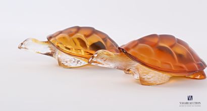 null LALIQUE France

Paire de tortues en cristal moulé translucide et ambré.

Signées...