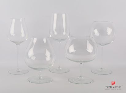 null Lot en verre cristallin comprenant cinq verres à pied d'exposition, les gobelets...