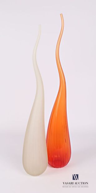 null SALVIATI

Deux vases soliflore modèle Aria en verre de couleur ambré pour l'un...