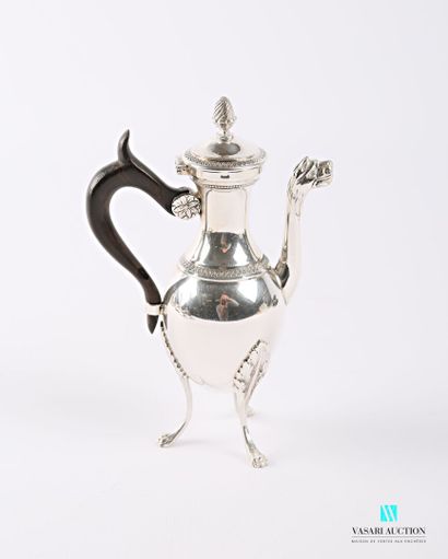 null Selfish silver pot resting on three arched feet ending in lion claws and surmounted...