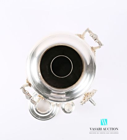 null Fontaine à thé en métal argenté posant sur une base carrée à côtés concaves...